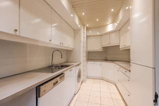 <p><strong>Instapklaar appartement in het rustige en residentiële woonpark "Park Elyseum", gelegen net binnen de Turnhoutse stadsring. Dit moderne appartement van ca. 82 m² bevindt zich op de 1e verdieping van de residentie 'Diana', met lift, en biedt een prachtig uitzicht op groen. Het appartement beschikt over 2 slaapkamers en een terras aan de achterzijde. Gunstige EPC-score van 107 kWh/m²/jaar (B-label) en een goedgekeurde elektrische installatie.<br /><br /></strong><span>Indeling van het appartement:</span> <br /><br />Bij binnenkomst komen we in een inkomhal, voorzien van een praktische deurkast, die toegang biedt tot alle vertrekken van het appartement. De lichte en ruime woonkamer biedt veel natuurlijk daglicht en heeft toegang tot een terras met uitzicht op groen. Aangrenzend bevindt zich de keuken, die uitgerust is met een een afwasmachine, keramische kookplaat, ijskast en diepvriezer.<br /><br />Het appartement beschikt over twee volwaardige slaapkamers. De badkamer is voorzien van een douche, toilet en enkele wastafel met meubel. <br /><br /><span>Bijzonderheden:</span><br />- <span>Ideaal als investering <br />- Asbestveilig<br />- Zeer rustige locatie in een privé park <br />- Voldoende parkeermogelijkheden op het terrein<br />- Aparte vuilnisberging / vuilniskokers<br /><br /></span>Bekijk dit appartement via onze virtual tour: https://tour.giraffe360.com/0ffae257d804455781332509d8f77b90</p>