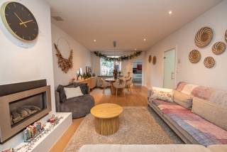 Perfect onderhouden hoekwoning met 3 slaapkamers pal in het centrum van Oeselgem.Indeling: inkom, leefruimte met gashaard, geïnstalleerde keuken,...