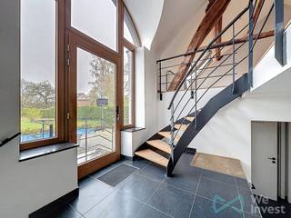 Located in the charming village of Hèze, this house offers a peaceful living environment while remaining close to amenities.<br />Upon arrival, the property immediately stands out for its practicality, with parking at the front. At the rear, a pleasant garden with garden shed and a terrace provide enjoyable outdoor space.<br />The house features an inverted layout. The ground floor hosts the sleeping area with four bedrooms, a bathroom and a shower room. A laundry room and a separate toilet complete this level.<br />Upstairs, a spacious open-plan living area includes the lounge, dining room and kitchen. This space impresses with its high ceilings, exposed beams and excellent natural light, creating<br />a warm and inviting atmosphere.<br />The property is in excellent condition and ready to move in.<br />Technical features: EPC C, oil heating, double glazing and good insulation.<br />Rent: €1,850/month, no common charges.