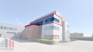 Espace de bureaux prêt à l’emploi de 146 m² à louer dans un excellent emplacement à Geel. Grâce à sa situation stratégique à proximité d’importants axes routiers tels que l’E313 et le ring de Geel, vous bénéficiez d’une excellente accessibilité vers Anvers, Hasselt et les régions environnantes. Le site se trouve également dans un environnement professionnel dynamique offrant une excellente mobilité.<br /><br />L’espace de bureaux est situé au deuxième étage et a été aménagé avec des finitions de qualité, alliant confort et fonctionnalité. Les élégantes cloisons vitrées garantissent une luminosité maximale et créent une sensation d’espace agréable, ouverte et lumineuse. L’espace dispose également de plusieurs salles de réunion, de bureaux séparés, d’un espace repas avec kitchenette entièrement équipée comprenant un lave-vaisselle, d’un espace de rangement pratique ainsi que d’une agréable terrasse offrant un confort supplémentaire aux collaborateurs et aux visiteurs.<br /><br />Le bureau est équipé de double vitrage et d’un éclairage LED écoénergétique, contribuant à un environnement de travail confortable et professionnel. En outre, le bâtiment offre une flexibilité supplémentaire grâce à la possibilité de louer des salles de réunion additionnelles ainsi qu’un espace de stockage en sous-sol supplémentaire.<br /><br />Le site dispose également de nombreuses places de parking pour les collaborateurs et les visiteurs. Une solution idéale pour les entreprises à la recherche d’un environnement de travail représentatif, professionnel et prêt à l’emploi. Disponible immédiatement !<br /><br />Contactez PANORAMA B2B pour plus d’informations, des plans ou une visite sans engagement : 011.220.500