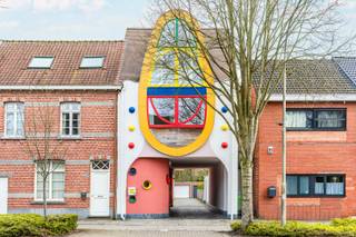 <strong>Welkom op Lage Kaart 397 te Brasschaat – een volledig ingerichte expatwoning.</strong><br /><br />In de groene en gegeerde gemeente Brasschaat, vlak bij Antwerpen, presenteren wij deze uitzonderlijke <strong>volledig gemeubelde woon- en werkwoning, ideaal voor expats, internationale professionals en zelfstandigen die comfort, stijl en functionaliteit willen combineren.</strong><br /><br />Deze woning wordt volledig ingericht en uitgerust verhuurd. Meubilair, servies, keukenmateriaal en praktische huishoudelijke voorzieningen zijn inbegrepen, waardoor u zonder zorgen meteen kunt intrekken. Perfect voor expats die snel en comfortabel willen settelen in de regio Antwerpen.<br /><br />Via de ruime <strong>inkomhal (± 5 m²) </strong>met ingebouwde kasten betreden we de woning. Rechts bevindt zich<strong> een kantoorruimte of</strong> <strong>slaapkamer (± 8 m²) </strong>met een <strong>privé douchekamer en toilet (± 2,61 m²).</strong><br />Ideaal voor wie van thuis uit werkt of gasten ontvangt. Aansluitend is er een privé tuintje met berging.<br /><br />Op het gelijkvloers bevindt zich <strong>eveneens een technische ruimte (± 12,20 m²) </strong>met aansluitingen voor wasmachine, droogkast en warmtepomp. De woning beschikt<strong> bovendien over een lift,</strong> waardoor alle verdiepingen comfortabel bereikbaar zijn.<br /><br /><strong>De eerste verdieping </strong>vormt het hart van de woning met een open en<strong> lichtrijke leefruimte </strong>bestaande uit een volledig uitgeruste keuken met kookeiland<strong> (± 13 m²)</strong>, een <strong>eetruimte (± 7,31 m²) </strong>en een gezellige <strong>leefruimte (± 23,67 m²)</strong>. Vanuit deze verdieping bereikt u <strong>het terras </strong>dat deels overdekt en deels open is <strong>(± 12,7 m²).</strong><br /><br />De bovenste verdieping is <strong>ingericht als privé slaapverdieping </strong>met een ruime <strong>nachthal (± 10 m²)</strong>, een <strong>master bedroom (± 14 m²), een dressing (± 4,5 m²) </strong>en een<strong> badkamer (± 4,4 m²)</strong> met douche en dubbele lavabo.<br />Ook hier is een apart toilet voorzien.<br /><br />Als extra troef beschikt de woning <strong>over een privatieve garagebox,</strong> ideaal voor uw wagen, fietsen of extra opslag.<br />Deze energiezuinige woning combineert comfort, architectuur en functionaliteit, waardoor ze perfect aansluit bij de wensen van expats en internationale huurders die een kwalitatieve woning zoeken nabij Antwerpen.<br /><br /><strong>Technisch:</strong><br />EPC: 112 kWh/m²jaar – label B<br />Direct beschikbaar<br /><strong>Kosten:</strong><br />Huur: €2.125 / maand<br />Nutsvoorzieningen: €375 / maand<br />Huurwaarborg: 3 maanden<br />Plaatsbeschrijving: kosten gedeeld tussen beide partijen<br /><br />Een unieke kans voor expats die een instapklare, volledig ingerichte woning zoeken nabij Antwerpen. <strong>Maak vandaag nog uw afspraak via 03 369 70 33.</strong>