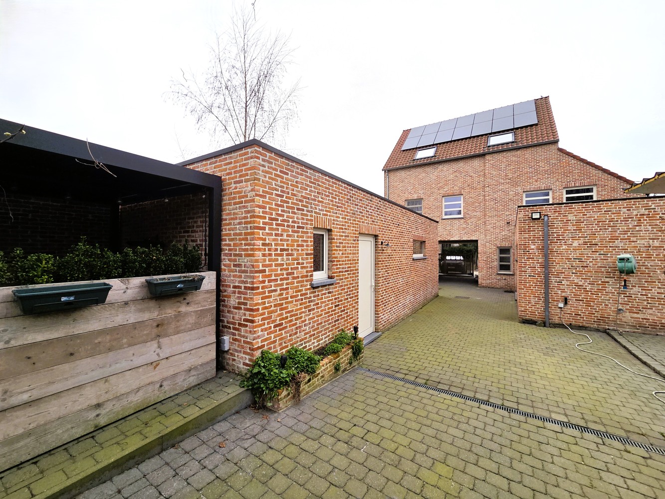Zeer ruime woning, 3 tot 5 slaapkamers, 2 badkamers, volledig vernieuwd met ruim bijgebouw - foto 2