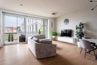 Wonen in Falconhoven betekent genieten van een unieke combinatie van rust en stadsleven. Gelegen tussen de historische binnenstad en het Eilandje woont u op wandelafstand van de Scheldekaaien, winkels, restaurants en openbaar vervoer. De verzorgde architectuur, groene binnentuinen en het charmante, verscholen plein creëren een rustige woonomgeving in het hart van Antwerpen.<br /><br />Dit recente appartement (2019) op de tweede verdieping beschikt over een lichtrijke leefruimte met open, volledig uitgeruste keuken en toegang tot een terras met zicht op een sfeervol plein. Verder zijn er twee volwaardige slaapkamers, een moderne badkamer met inloopdouche en dubbele lavabo, een gastentoilet en een praktische berging met aansluiting voor wasmachine en droogkast. <br /><br />Een instapklaar appartement waar comfort, kwaliteit en een toplocatie hand in hand gaan.<br />Verplichte vermeldingen • Epc: 35 kWh/m2 • E-peil: E24 • P-score: D • G-score: D • Stedenbouwkundige gegevens in aanvraag