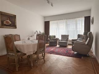 Op een uitstekende locatie te Berchem, vinden we dit ruim gelijkvloers 2-slpk appartement. Het openbaar vervoer (bus en tram), tal van winkels en...