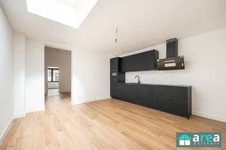 <p><span>Dit volledig gerenoveerd 1-slaapkamerappartement maakt deel uit van een kleinschalig gebouw met slechts 3 wooneenheden, zonder lift. Het betreft een modern gerenoveerd appartement met 1 slaapkamer op het gelijkvloers. Het gebouw werd recent vernieuwd met aandacht voor kwaliteit en energiezuinigheid. Dankzij de centrale ligging woon je in een bruisende buurt vlakbij ’t Stadscentrum, Centraal Station &amp; tal van hippe eet- en drinkplekken. Kortom: alles op wandel- en fietsafstand!</span></p><p><span> </span></p><p><span>Ideaal voor starters of als veilige investering (klassieke verhuur of Airbnb)!</span></p><p><span>Mogelijk rendement van 4,74% (aankoopkost incl. registratie!), bij verhuur aan €850/mnd.</span></p><p><span> </span></p><p><span>Grootste troeven:</span></p><p><span>-Centrale locatie</span></p><p><span>-1ste ingebruikname na renovatie</span></p><p><span>-Gunstig EPC (197kWh/m²/jaar)!</span></p><p><span>-Conforme EK + asbestveilig attest</span></p><p><span>-Dak &amp; zij- achtergevel geïsoleerd (14cm PUR)!</span></p><p><span>-Aparte meters (water, gas &amp; elektriciteit)</span></p><p><span>-Gezellige stadskoer (35m²) met privacy!</span></p><p><span> </span></p><p><span>Indeling: </span></p><p><span>De ruime living gaat naadloos over in de volledig geïnstalleerde en open leefkeuken (samen 32m²) met kwalitatieve Bosch-toestellen. Aansluitend bevindt zich de modern ingerichte badkamer (3m²) met douche en WC met daarnaast een handige berging (2m²). Via de keuken is er toegang tot de zuidgerichte stadskoer (35m²) met voldoende privacy. Aan de voorzijde van het appartement bevindt zich de slaapkamer (13m²).</span></p><p><span> </span></p><p><span>Voor meer informatie kan u terecht bij Area Partners: Info@area.be of 03/284.60.60</span></p>