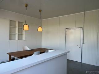 Dit recent magazijn werd volledig ingericht om voedsel te verwerken en is goedgekeurd door het FAVV
<h4>Indeling</h4>
<ul>
<li>ingericht kantoor van 20 m² met ingemaakte kasten</li>
<li>toilet met handenwasser</li>
<li>sas (verplicht door FAVV) met handenwasser en inox opbergkast</li>
<li>volledig uitgeruste bereidingsplaats (industriële dampkap, afwastafels, inox karren, stopcontact 3 fasen)</li>
<li>ruim magazijn met sectionaalpoort</li>
<li>koelcel van 32 m² met inox rekken</li>
<li>3 parkeerplaatsen</li>
<li>totale oppervlakte: 217 m²</li>
</ul>
<h4>Praktisch</h4>
huurprijs: € 1350 + BTW + syndickost<br />onmiddellijk beschikbaar<br /><br />Interesse in deze topper? Bel me gerust voor een afspraak.<br /><br /><br />