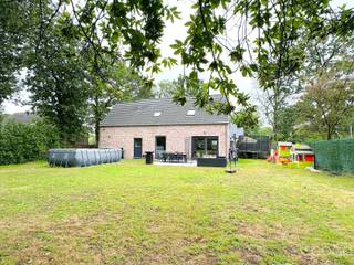 Recente open bebouwing op een groen en rustig perceel van 1.063 m² nabij Sint-Job. Deze energiezuinige woning werd afgewerkt met kwaliteitsvolle materialen en beschikt over een E-peil van 37.<br /><br />Op het gelijkvloers bevinden zich een inkomhal met apart toilet, een ruime leefruimte met open keuken (samen 45 m²), een praktische berging met aansluitingen voor wasmachine en droogkast en een inpandige garage. Via het schuifraam heeft u rechtstreeks toegang tot de tuin.<br /><br />De verdieping omvat 3 slaapkamers, een technische berging en een badkamer met ligbad, douche, lavabomeubel en toilet. De woning beschikt verder over vloerverwarming op het gelijkvloers, zonnepanelen en een regenwaterput van 10.000 liter met recuperatie voor onder meer de toiletten, lavabo en buitenkraan.<br /><br />Beschikbaar 01 december 2026.