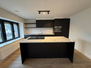 Dit instapklare duplex-appartement is gelegen aan de achterzijde van het gebouw, op wandelafstand van het centrum van Tessenderlo-Ham.Via de ruime...