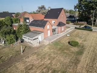 <p>Wij presenteren met veel enthousiasme deze sfeervolle open woning, gelegen aan de Gijmelsesteenweg in Langdorp. Met een bewoonbare oppervlakte van 151 m² biedt dit huis een ideale leefruimte voor gezinnen en biedt het volop mogelijkheden om je eigen stempel op te drukken. De woning, gebouwd in 1956, heeft een charmante uitstraling en is omringd door een uitgestrekt perceel van 1180 m², waar je kunt genieten van een grote tuin.</p><p>De indeling van de woning omvat een uitnodigende woonkamer, een functionele keuken, twee comfortabele slaapkamers en een badkamer waar je kunt ontspannen na een lange dag. Daarnaast beschikt het huis over een praktische zolder, die waardevolle extra opslagruimte biedt of eenvoudig kan worden omgevormd tot een extra slaapkamer. </p><p>Neem gerust contact met ons op voor meer informatie of om deze charmante woning te bezichtigen. Wij kijken ernaar uit om je te verwelkomen in Langdorp.</p>