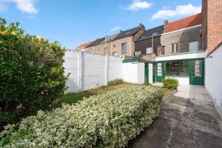 Deze te renoveren rijwoning heeft op het gelijkvloers een woonkamer, keuken, bijkeuken en een toilet. In de achtertuin is er een grote werkplaats van ongeveer 60m² met tal van mogelijkheden! Op het eerste verdiep is er een badkamer en 2 slaapkamers. De ruime zolder biedt de mogelijkheid om 2 extra slaapkamers bij te maken indien gewenst. Deze woning is ideaal gelegen kortbij alle mogelijke faciliteiten (bank, restaurant, ontspanningsmogelijkheden, ...) en ligt op wandelafstand van de winkelstraten in Tienen. Er is ook een goede verbinding naar de autosnelweg en/of het station van Tienen. Zoekt u een goed gelegen renovatieproject met potentieel? Neem dan contact met ons bureau voor uw afspraak.