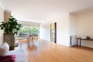 Dit lichtrijke appartement op de 2de verdieping is gelegen aan de Ter Heydenlaan in Deurne, een vlot bereikbare buurt met winkels, scholen en openbaar vervoer op wandelafstand. De ruime living met grote raampartijen geniet van veel natuurlijk licht en geeft toegang tot een terras met groen en open zicht op De Bosuil. De keuken is praktisch ingericht en biedt eveneens toegang tot het terras. Verder beschikt het appartement over 2 slaapkamers en een badkamer met douche in bad, dubbele lavabo en toilet.<br /><br />Met een EPC-label C en de mogelijkheid tot verbetering naar label B door het vervangen van de beglazing, biedt dit appartement ook energetisch potentieel. De elektrische installatie dient nog conform gemaakt te worden. Een ideale opportuniteit met veel licht, ruimte en twee terrassen.