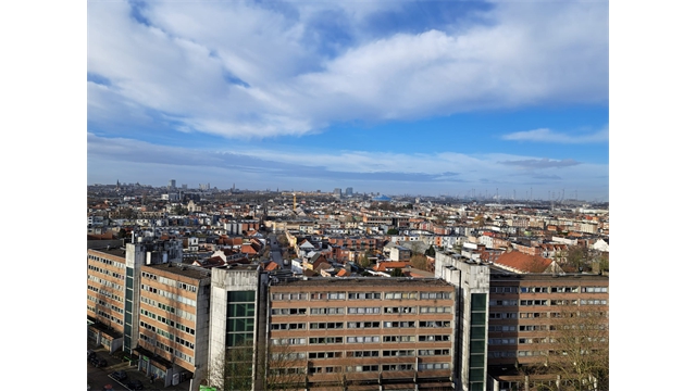 Een gunstig gelegen appartement met lift en met zicht op de skyline van Antwerpen - foto 3