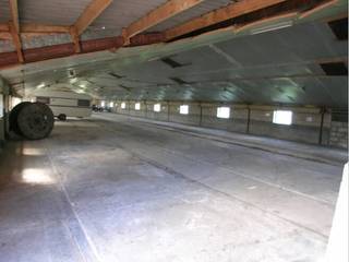 Opslagplaats (630 m² - 45m x 13m), landelijk en centraal gelegen tussen E40 en E403.Afwerking: betonnen vloer, toegangspoort (B:3,7m / H:2.6m),...