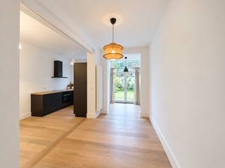 <p>Dit volledig gerenoveerde gelijkvloerse appartement ligt op een gunstige locatie in Deurne, vlak bij groen én de stad. De lichtrijke leefruimte sluit aan op de volledig uitgeruste open keuken en geeft via het grote schuifraam toegang tot de zonnige, westgerichte tuin.</p>
<p>Het appartement beschikt over een ruime slaapkamer van ca. 13 m², een moderne badkamer met inloopdouche en wastafelmeubel, een apart gastentoilet en een ruime kelderberging. Het volledige gebouw werd in 2024 totaal gerenoveerd en dankzij EPC-label B geniet u bovendien van een energiezuinige woonst.</p>
<p>Een instapklaar appartement met tuin op een fijne locatie? Maak snel een afspraak!<br />Onmiddelijk beschikbaar.</p>