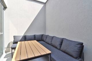 Bent u op zoek naar een ideale starterswoning of een opbrengsteigendom in het centrum van Beveren? Lees dan zeker even verder!<br />Deze volledig gerenoveerde, energiezuinige (label B) woning is gelegen in de Kleinebosweg op wandelafstand van het commercieel centrum. <br /><br />Via de inkomhal op het <strong>gelijkvloers</strong> stap je via een glazen deur binnen in de leefruimte, het hart van de woning en een gezellige plek om te ontspannen. De open, volledig geïnstalleerde keuken is voorzien van alle comfort. Daarnaast is er een apart gastentoilet voorzien, alsook een praktische wasberging. Vooraan op het gelijkvloers is nog een extra bergruimte voorzien, maar deze kan perfect ingericht worden als extra slaapkamer. Het onderhoudsvriendelijke zuid-gerichte terras is achteraan de woning gelegen en is voorzien van een stopcontact en een buitenkraantje. <br /><br />Op de <strong>eerste verdieping </strong>bevinden zich de nachthal, twee volwaardige slaapkamers en de ingerichte badkamer (ingericht met hangtoilet, handdoekwarmer, badkamermeubel met dubbele lavabo, spiegelkasten met schuiven en inloopregendouche). <br /><br />Deze woning is gelegen op een interessante locatie in centrum Beveren, wat het een ideale keuze maakt voor starters, jonge gezinnen of investeerders. De uitstekende bereikbaarheid zorgt ervoor dat je snel en eenvoudig toegang hebt tot alles wat je nodig hebt.<br /><br />De voornaamste troeven van deze woning zijn: de energiezuinigheid (EPC-label B), centrale ligging, aanwezigheid van inbouw LED-spots, de woning werd volledig gerenoveerd, ... <br /><br />Mis deze kans niet om jouw ideale starterswoning te bemachtigen! Neem vandaag nog contact met ons op via verkoop@homevast.be of tel. 03 344 77 44 voor meer informatie of om een bezichtiging te regelen.