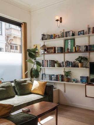 Instapklaar herenhuis met 5 slaapkamers, 2 badkamers en stadstuinIn de rustige Nachtegaalstraat vind je dit volledig en recent gerenoveerde herenhuis...