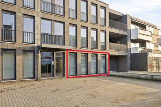 Volledig afgewerkt en verhuurd appartement met 2 slaapkamers, 2 parkeerplaatsen en kelderberging in Dilsen-Stokkem.<br />Het appartement bevindt zich op een gunstige ligging in Lanklaar met goede verbindingen naar Maasmechelen, Maaseik en omstreken via de Rijksweg.<br /><br />Het appartement is gelegen op het gelijkvloers en voorzien van centrale verwarming op aardgas d.m.v. radiatoren en bevat pvc ramen met dubbele beglazing. Het appartement is degelijk afgewerkt en het hoeft dan ook niet te verrassen dat je hier van een gunstig EPC-label B geniet. De leefruimte met aansluitende keuken beschikt over voldoende lichtinval met de vele raampartijen en het schuifraam naar het terras. Verder bevinden zich in het appartement 2 aangename slaapkamers. Ook beschik je over twee parkeerplaatsen, één voor het gebouw en één in de kelder samen met een extra berging.<br /><br />INDELING:<br />Gelijkvloers: inkomhal, woonkamer, keuken, berging/cv-ruimte, terras, slaapkamer 1, slaapkamer 2, badkamer, apart toilet.<br />Kelder: parkeerplaats en berging.<br />Buiten: parkeerplaats.