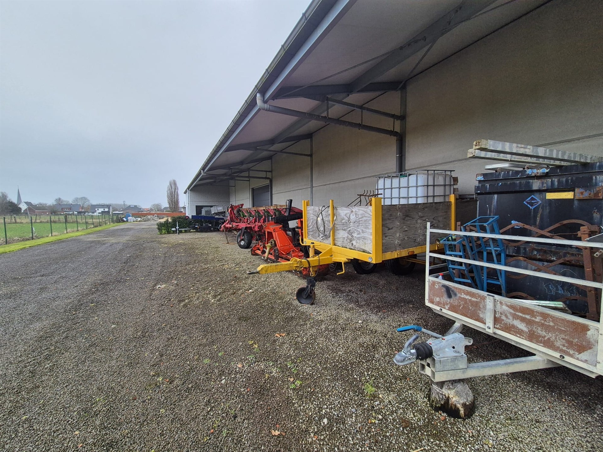 Loods van ± 1.000 m² met ruime buitenopslag. - foto 3