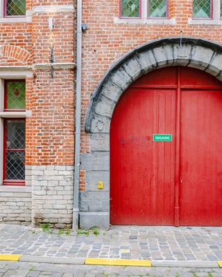 <p><span>GENT - Exclusieve eigendom nabij in het historisch centrum Gent</span></p><p><span> </span></p><p><span>De belangrijkste troeven in een notendop:</span></p><ul><li><span>Unieke opportuniteit met belangrijke architectuurhistorische waarde </span></li><li><span> Belangrijke 18e eeuwse interieur afwerkingen zoals trappen, schouwen, plafonds, binnendeuren,..</span></li><li><span>Site is gelegen in zone G2 (zone voor gemeenschapsuitrustingen en tuinstrook en binnenkern klasse 2)</span></li><li><span>Uitgerust met hoogwaardige brand- en inbraakbeveiliging</span></li><li><span>Toplocatie met sterke visibiliteit, veel passage en vlotte bereikbaarheid via belangrijke invalswegen</span></li><li><span>Volledig asbestvrij</span></li><li><span>Volledig gerestaureerd</span></li><li><span>Totale bebouwde vloeroppervlakte van 2000 m</span><span><sup>2</sup></span></li></ul><p><span> </span></p><p><span>Belangrijk</span></p><p><span>Volgens het BPA (Binnenstad- Tolhuis) heeft het gebouw geen woonfunctie </span></p><p><span>Het pand is geen beschermd monument en niet gelegen in een beschermd stadsgezicht, maar is wel opgenomen in de 'Inventaris van het bouwkundig erfgoed'</span></p><p><span>Het gebouw bestaat uit drie bouwlagen met een gedeelte onder een zadeldak en een gedeelte onder plat dak, beide delen verbonden met een glazen sas. </span></p><p><span>Voormalige inrichting als museum. </span></p><p><span>Grote binnenkoer en tuinzone van 293 m²</span></p><p><span> </span></p><p><span>Richtprijs: 2.600 000 euro</span></p><p><span>EPC: Niet-residentiële eenheid</span></p><p><span>Geen renovatieverplichting</span></p><p><span> </span></p><p><span>Ondernemen op strategische toplocatie in Gent? Contacteer Axel Lenaerts makelaars voor meer info via 09 245 24 24 of axel@axellenaerts.be</span></p>