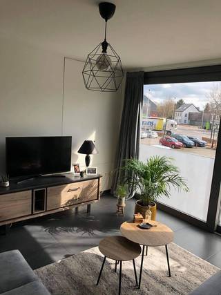 <span><strong>EERSTE VERDIEPING</strong><br /><br /><span><strong>KIJKMOMENT OP DONDERDAG 28 MEI OM 17U30, INSCHRIJVEN ENKEL VIA MAIL NAAR MINTJENSVERHUUR@IMMOPOINT.BE</strong></span><br />Appartement op de eerste verdieping rechts met ondergrondse parking en ruime kelderberging in het centrum van Zoersel (dorpsplein). Privatieve inkom. Beschr.: woonkamer met open keuken, badkamer met instapdouche, gastentoilet en 1 slaapkamer. Polyvalente ruimte grenzend aan keuken af te schermen met een schuifdeur. Ruim terras achteraan.<br /><br /><strong>BIJZONDERHEDEN<br /><br /></strong>EPC: 94kwh/m2/jaar, geen gemeenschappelijke kosten, geen lift, cv op gas<br /><br /><strong>POSITIEVE ASPECTEN<br /><br /></strong>privatieve ingang<br />centraal gelegen<br />vlakbij openbaar vervoer, winkels, scholen...<br />ruim terras</span>