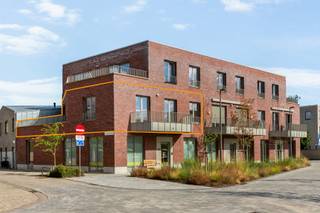 <p>Welkom in de Regattawijk!<br />Wonen op Linkeroever betekent niet dat je afscheid moet nemen van Antwerpen.<br />Integendeel.<br />Zin in de stad? Neem de fiets richting voetgangers- of fietstunnel en even later sta je aan de overkant van de Schelde. Geen eigen fiets bij? Ook de Velo-deelfietsen zijn vlakbij. En wie liever het water kiest, kan met de veerdienst of Waterbus richting rechteroever.<br />Hier krijg je dus de rust en ruimte van Linkeroever met de stad binnen handbereik.<br />En thuis?<br />Twee terrassen om uit te kiezen en een parkeerplaats waar niemand anders met zijn auto op mag.<br /><br />Op de eerste verdieping van een gebouw uit 2018, ligt dit interessant appartement.<br />We komen binnen en wandelen meteen richting de leefruimte.<br />Grote ramen trekken het daglicht naar binnen en de open keuken vormt één geheel met de living.<br />Maar het leukste? <strong>Je hebt hier niet één, maar twee terrassen.<br /></strong>Aan de ene kant een noordgericht terras. Ideaal wanneer je op warme zomerdagen net dat beetje verkoeling zoekt.<br />Aan de andere kant wacht het zuidgerichte terras.<br />Koffie buiten? Aperitief in de zon? Nog snel de laatste zonnestralen meepikken na het werk? Je hoeft alleen maar de juiste deur te kiezen.</p>
<p>Verder zijn er twee slaapkamers en een verzorgde badkamer met douche en dubbele lavabo.<br /><br />En ook achter de schermen zit het goed.<br />Het gebouw dateert van 2018 en is uitgerust met een collectieve warmtepomp en zonnepanelen. Het appartement is energiezuinig en de elektrische installatie is conform.</p>
<p>En dan is er nog eentje die we zeker niet mogen vergeten.<br />De autostaanplaats is inbegrepen in de prijs.</p>
<p>Troeven: <br />- Gelegen in de Regatta-wijk op Linkeroever<br />- Recent gebouw uit 2018<br />- Zuid-en noordgericht terras<br />- Energiezuinig<br />- Collectieve warmtepomp<br />- Zonnepanelen<br />- AREI conform<br /><strong>- Autostaanplaats inbegrepen in de prijs</strong></p>
