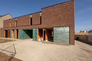 <p><span><strong>KIJKDAG ZA 11/04 | 6% BTW MOGELIJK | ENERGIEZUINIGE EN KWALITATIEVE HALFOPEN NIEUWBOUWWONING MET CARPORT EN 3 SLAAPKAMERS </strong></span><br /><span>Deze kwalitatieve halfopen nieuwbouwwoning is centraal gelegen in Vinkt op slechts 6 min. van Deinze, op 10 min. van Aalter en op wandelafstand van bakker, slager, school, sporthal en supermarkt. </span><br /><span>Deze woning heeft een optimale indeling met ruime leefruimte en open keuken, voldoende bergruimte, carport én 3 volwaardige slaapkamers.</span><br /><span>De warmtepomp met vloerverwarming en passieve koeling op 2 verdiepen, zonnepanelen, maximale isolatie en ventilatiesysteem D dragen bij tot een zeer energiezuinige eigendom.</span><br /><span>Dit alles op een mooi perceel van 239m² en met de mogelijkheid van het verlaagde 6% btw-tarief. </span><br /><span>Kijkdag op afspraak zaterdag 11 april, mail of bel om jouw afspraak vast te leggen. </span></p><p><span><strong>INDELING:</strong></span><br /><span>We komen binnen in de inkomhal met afzonderlijk toilet. Vanuit de inkom komen we terecht in de ruime leefruimte met open keuken.</span><br /><span>De leefruimte biedt grote raampartijen die voor een natuurlijke lichtinval alsook een mooi zicht op te tuin zorgen.</span><br /><span>Vanuit de keuken heeft men rechtstreekse toegang naar de wasplaats/berging.</span><br /><span>Op het verdiep vinden we de nachthal met afzonderlijk toilet en toegang tot 3 volwaardige slaapkamers en de badkamer met inloopdouche en dubbele lavabo met meubel.</span><br /><span>Buiten kan men genieten van een mooie tuin met afgewerkt terras. Tot slot wordt er nog een carport voorzien en geniet men een extra staanplaats op de oprit.</span><br /><span>De woning wordt volledig afgewerkt opgeleverd met inspraak van materiaalkeuze.</span><br /><span>Het lastenboek is beschikbaar en kan men raadplegen op aanvraag.</span></p><p><span><strong>TROEVEN:</strong></span><br /><span>- Warmtepomp met vloerverwarming en passieve koeling</span><br /><span>- Zonnepanelen aanwezig</span><br /><span>- 3 ruime slaapkamers</span><br /><span>- Carport + aangelegd terras</span><br /><span>- Regenwaterput 10.000L</span></p>