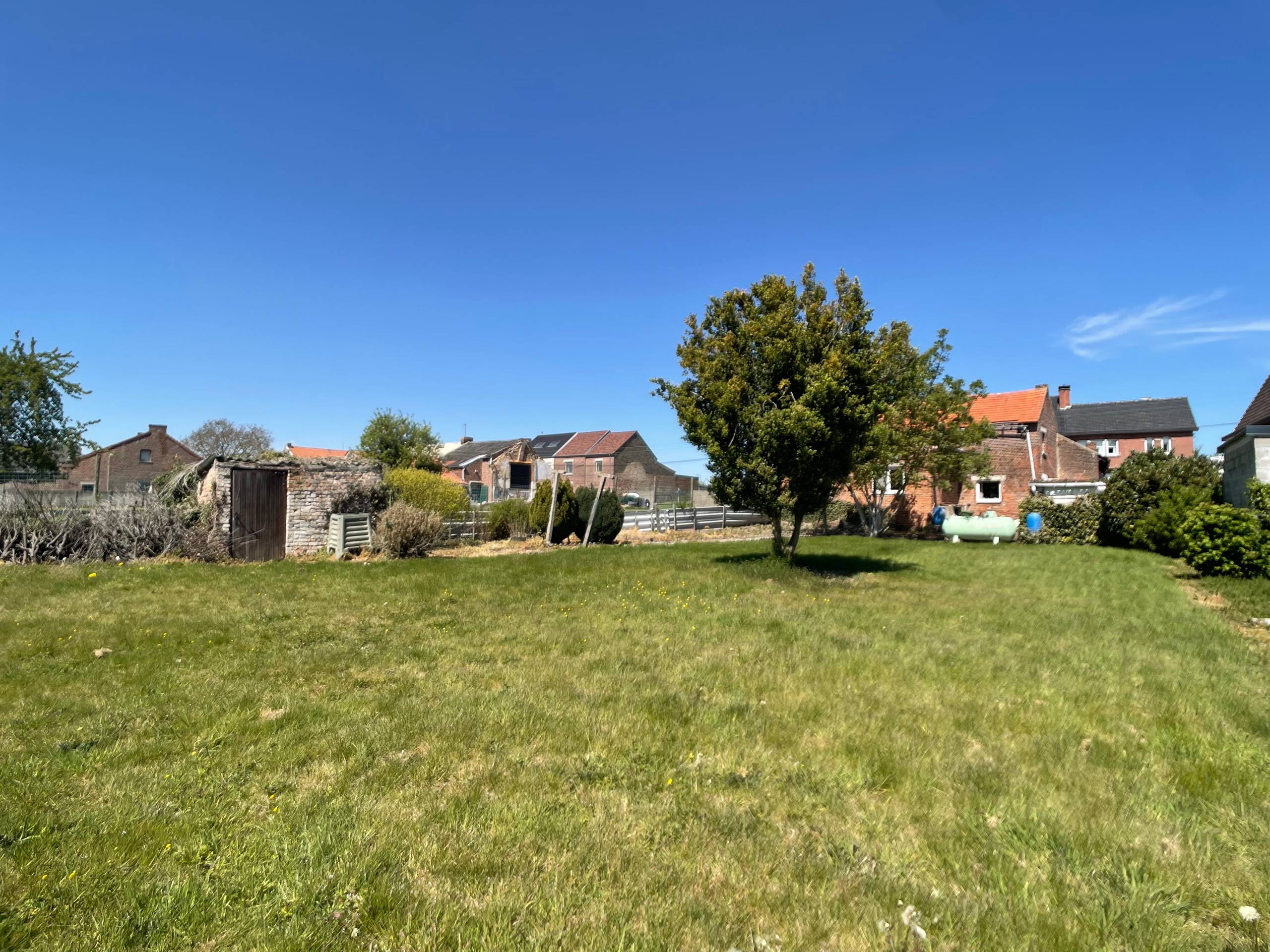 Deze te renoveren woning te Gingelom is gelegen op een mooi perceel van 8are75ca. - foto 5
