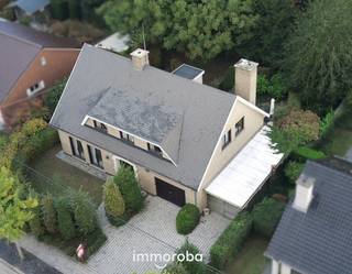 Deze ruime, stevige woning is gelegen in Sint-Eloois-Vijve op een zeer rustige, doch bereikbare ligging. De woning met bouwjaar 1973 staat op 549m². De open bebouwing beschikt over 4 slaapkamers, een terras, een garage en carport.<br />Deze kloeke woning vergt opknapwerk en valt onder de renovatieplicht, maar biedt enorm veel potentieel door zijn ligging en grote ruimtes. Er is een volwassen, afgesloten tuin. <br />De woning is voorzien van regenwater en stadswater.<br /><br />Indeling: inkom, mooie leefruimte, gesloten keuken, grote inpandige garage en carport. Er is een handige, droge kelder. <br />Op de eerste verdieping bevindt zich de nachthal, de badkamer en 4 volwaardige slaapkamers. <br /><br />Extra troeven:<br />-Gunstige ligging in doodlopende straat nabij invalswegen, scholen, openbaar vervoer, horeca en winkels.<br />-Zeer goed onderhouden, stevige woning. Dakgoten en afleiders werden vernieuwd, dak (met onderdak) werd gereinigd.<br />-Ruime woning met functionele indeling en omgeven door groen.<br /><br />Kortom, deze woning is een uitstekende keuze voor wie op zoek is naar een ruime gezinswoning met veel mogelijkheden. Prachtig renovatieproject met enorm veel potentieel!<br /><br />Graag afspraak maken via kristoff@immoroba.be