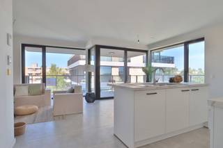 PLAN NU UW BEZOEK AAN EEN AFGEWERKT APPARTEMENT<br />DIT PROJECT KOMT IN AANMERKING VOOR DE 6%* BTW REGELING!<br /><br />Als je mooi, modern en natuurlijk wil wonen in centrum Beveren, dan kan je niet om Pinnacle House heen.<br /><br />Dit unieke project bestaat uit drie moderne gebouwen met in totaal 73 energiezuinige appartementen.<br />De ligging is ideaal: nabij de Prosper Van Raemdonckstraat, op amper 300m van de winkelstraten en de sportzone.<br />Daarnaast is de architectuur om van te smullen. Via grote terrassen en kamerhoge raampartijen heeft elke wooneenheid een directe link met de groenzone. Bovendien zijn ontwerp en indeling heel logisch en functioneel opgevat. Zo beschik je over een ruime leefruimte en een groot zuid of zuidwest georiënteerd terras, is er vloerverwarming aanwezig en kan je je auto kwijt in de grote ondergrondse parking.<br /><br />Benieuwd naar de indeling van de laatste appartementen?<br />Plan NU uw werfbezoek in via verkoop@homevast.be of tel 03 344 77 44.<br /><br />Verder geniet dit project de 6%* BTW regeling. (*onder voorbehoud dat U als koper ook voldoet aan de voorwaarden voor de 6% BTW maatregel (o.a. eigen bewoning,...))