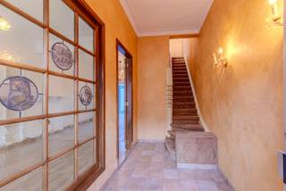 Karakteristieke rijwoning op een uitstekende locatie aan de stadsrand. Nabij scholen, supermarkt, openbaar vervoer (station op 300 m)...