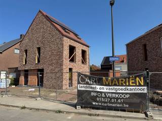 Deze nieuwbouwwoning met 4 slpks is gelegen in een gegeerde buurt in Mechelen-Zuid op 1,6 km van treinstation. De woning is energiezuinig en...