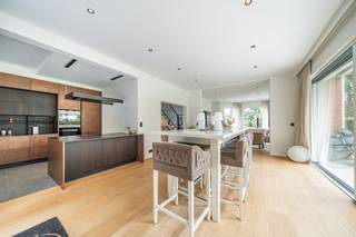 <p>At the <strong>very entrance of the Bois de la Cambre</strong>, in one of Brussels’ most sought-after areas, this unique property combines the <strong>comfort of a house</strong> with the elegance of a <strong>high-end renovated apartment</strong>.</p>
<p>With ±300 m² (according to EPC) and ±191 m² of living space (measured), this rare ground-floor property enjoys a <strong>privileged location</strong>:<br />Enjoy daily access to Brussels’ green heart for walks, sports or relaxation, while staying close to shops, top restaurants, international schools, and major transport links.</p>
<hr />
<h3>🏡 <strong>Layout includes:</strong></h3>
<p>– <strong>Private entrance</strong>, creating a true house feel<br />– Spacious, sun-drenched living room opening onto a <strong>large SOUTH-facing terrace</strong> (±50 m²) and landscaped garden<br />– <strong>Custom open kitchen</strong>, fully equipped<br />– <strong>3 bedrooms</strong>, <strong>2 with en-suite bathrooms</strong><br />– Additional bathroom<br />– <strong>Home office</strong> or guest room<br />– Laundry & storage spaces<br />– <strong>Double garage with direct access</strong> to the apartment<br />– <strong>Heat pump</strong> for autonomous, energy-efficient heating<br />– Fully renovated: triple glazing, updated technical systems, enhanced insulation</p>
<hr />
<p>A rare opportunity offering <strong>calm, luxury, and greenery</strong>, perfect for those seeking <strong>prestige living in a prime Brussels location</strong>.</p>
<p>📞 Contact us for more information or a private visit.</p>