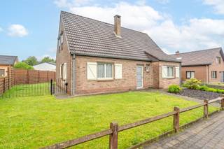 <p><strong>Century21ImmoNero stelt voor:</strong></p><p>Deze perfect onderhouden en instapklare woning, bijzonder rustig gelegen in een doodlopende straat zonder verkeer op een mooi West geörienteerd terrein van 8A69ca en omvattende:</p><p>Inkom met WC en trap, Living van 35m² Volledig ingerichte keuken van 2006 van 11m², Wasplaats, Kamer of bureau van 14m² en berging.</p><p>Verdieping biedt 3 slaapkamers van 14m², 10m² en 12m² en een badkamer (2010) met douche en WC. er is een kelder van 10m².</p><p>In de achtertuin is er een dubbele garage of atelier van 42m².</p><p>Meer info : www.tenrodestraat6.be</p>