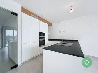 Wonen waar anderen op vakantie komen? Dit stijlvolle duplexappartement in residentie Hélène-Charlotte biedt het beste van twee werelden: rust,...