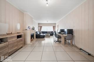 Ben je op zoek naar een woning waar je echt meteen in kunt trekken, zonder gedoe?<br />Zoek niet verder!<br />Deze solide gezinswoning in het hart van Rillaar is een unieke kans. Met een gunstige EPC-score C geniet je hier van modern comfort zonder renovatieverplichting. Pak je dozen uit en begin te genieten!<br /><br />Kijk mee naar de troeven van dit huis:<br />💡 Uitzonderlijk Lichtrijke Leefkeuken: Dit is het kloppende hart van het huis. De massieve lichtstraat in het dak en de grote glaswand naar het terras toe zorgen voor een ongeziene hoeveelheid natuurlijk licht. Het is de perfecte plek voor gezellig koken en samenkomen.<br />📏 Grote, Flexibele Kamers: Ruimte is hier overal. Of het nu de indrukwekkende leefruimte is waar leefhoek, eethoek én bureau moeiteloos inpassen, of de ruime slaapkamers, je hebt overal bewegingsvrijheid.<br />✨ Volledig Afgewerkte Zolder: Droom je van een rustige thuiswerkplek, een extra studio of een speelruimte? De zolder is al volledig afgewerkt. Direct bruikbaar!<br />🚗 Grote Garage met Achteruitgang: Laden, lossen en parkeren zonder probleem. Bovendien is de garage lekker ruim.<br /><br /><u><strong>Indeling:</strong></u><br /><strong>Gelijkvloers:</strong> Inkomhal, ruime woonkamer, volledig uitgeruste keuken, gastentoilet, wasruimte, garage met achteruitgang.<br /><strong>Eerste verdieping:</strong> 2 slaapkamers, badkamer met douche en toilet, bureauruimte.<br /><strong>Zolder:</strong> ingerichte zolder als slaapkamer<br /><strong>Kelder:</strong> handige stockage kelder (cv ketel op gas)<br /><strong>Buiten:</strong> Zonnig terras<br /><br />Ervaar zelf de vele voordelen van deze woning tijdens een persoonlijke rondleiding.<br />Maak vandaag nog je afspraak.<br />Mail naar info@immopersyn.be of bel 013 444 008.<br />