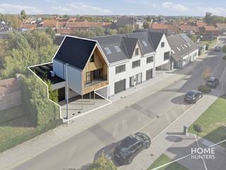 Ontdek deze ruime en lichtrijke nieuwbouwwoning in Residentie Poorterhof te Langemark-Poelkapelle. Met een leefruimte van ca. 40 m², tuin, garage en sterke energieprestaties biedt deze woning een mooie combinatie van ruimte, comfort en toekomstgericht wonen.<br /><br />Op het gelijkvloers bevindt zich een inkomhal met apart toilet, een lichtrijke leefruimte met open ingerichte keuken en kookeiland, een praktische berging/wasplaats en een inpandige garage. Vanuit de leefruimte heeft u rechtstreeks toegang tot het terras en de tuin.<br /><br />De eerste verdieping omvat een ruime slaapkamer met privatief terras, een kinderkamer/bureau/dressing, een badkamer met inloopdouche, ligbad en dubbel lavabomeubel en een apart toilet.<br /><br />Op de tweede verdieping vindt u nog een volwaardige slaapkamer en een tweede badkamer met ligbad.<br /><br />Troeven:<br />* EPC A-label<br />* 3 slaapkamers<br />* 2 badkamers<br />* Garage + overdekte staanplaats<br />* Tuin en terras<br />* Vloerverwarming<br />* Lucht-waterwarmtepomp en zonnepanelen<br />* Regenwaterput van 5.000 liter<br />* Elektriciteit conform en asbestveilig<br /><br />Aankoop mogelijk aan 6% btw i.p.v. 21%, onder voorwaarden<br /><br />Een instapklare nieuwbouwwoning waar licht, ruimte en energiezuinig comfort centraal staan.