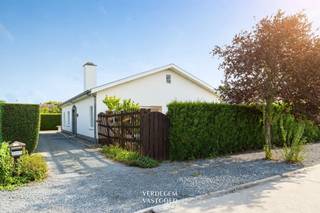 <p><span><strong>Ligging</strong></span><br /><span><span>Je vindt deze woning in een residentiële en aangename woonomgeving.</span></span><br /><span><span>Winkels, scholen en sportfaciliteiten bereik je in enkele minuten. </span></span><br /><span><span>Bereikbaarheid is een troef: een fietssnelweg F7 brengt je in rechte lijn naar Gent, alsook de trein en de nabijheid van op- en afritten E17 / R4.</span></span><br /><span><span>Het Parkbos, de Scheldevallei en talloze fiets- en wandelroutes liggen letterlijk om de hoek. </span></span><br /><br /><span><strong>Charmante bungalow met 3 slaapkamers, garage en tuin</strong></span><br /><span><span>In deze open bebouwing speelt alles zich af op het gelijkvloers. </span></span><br /><span><span>Je komt binnen in de inkomhal, met toilet, die je naar de leefruimte leidt. </span></span><br /><span><span>Een ruime living met grote ramen laten het licht binnen en via de schuiframen kan je naar het terras en tuin.</span></span><br /><span><span>In de winter maak je het gezellig bij de open haard.</span></span><br /><span><span>De aanpalende keuken is bijzonder ruim en voorzien van heel wat kastruimte en een ontbijtplek.</span></span></p><p><span><span>Vanuit de keuken heb je vlot toegang tot de berging en de garage.</span></span><br /><span><span>De nachthal brengt je naar drie slaapkamers en de badkamer.</span></span></p><p><span><span>Achteraan geniet je van een zonnig terras en een verzorgde tuin.</span></span><br /><span><span>Tenslotte is er een inpandige garage van 38m². </span></span><br /><span><span>Op de oprit en naast de woning parkeer je vlot meerdere wagens.</span></span><br /><br /><span><strong>Troeven</strong></span><br /><span><span>/ ligging en bereikbaarheid</span></span><br /><span><span>/ instapklaar</span></span><br /><span><span>/ laagbouw</span></span><br /><span><span>/ 3 slaapkamers</span></span></p>