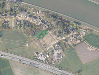 BOUWGROND :<br />- Perceeloppervlakte : 951 m²<br />- Oriëntatie : Zuidwesten<br />- Perceelbreedte : 20,59 m tegen de straat <br /><br />BOUWVOORSCHRIFTEN :<br />- Vrijstaande bebouwing<br />- Bouwdiepte: 17m - zie plan<br />- Schuindak<br />- Minimum 3m van de zijdelinkse perceelsgrens bouwen<br />- Bijgebouw max 75 m² (houten tuinhuisje max 12 m²)<br />- Volledige bouwvoorschriften te verkrijgen op kantoor<br /><br />3 naastgelegen percelen met elke een breedte aan de straat van ca 19-20m :<br />- Kad nr. Sect A 258 F - 990 m² - Vraagprijs 185.000 euro<br />- Kad nr. Sect A 259 E - 985 m² - Vraagprijs 185.000 euro<br />- Kad nr. Sect A 259 F - 985 m² - Vraagprijs 185.000 euro<br /><br />POSITIEVE PUNTEN :<br />- Mooie verhouding perceel / te bebouwen woonruimte<br />- Mogelijkheid om achteraan een perceel weiland van 2.608m² bij aan te kopen<br />- Geen inkijk van buren achteraan<br />- Ruim verzicht achteraan<br />- Goede verbinding naar E313<br />- Autoluwe straat