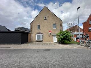 <strong>Woning met 5 kamers te koop.<br /><br />Indeling:</strong><br />Op de gelijkvloers heeft u de inkomhal met gastentoilet, living met zicht op de tuin, keuken en kelder.<br />Op het eerste verdiep bevindt zicht 3 kamers + ruime badkamer.<br />Op het tweede verdiep is er dan nog een grote slaapkamer + extra kamer die kan dienen als dressing (2e verdiep is volledig opgefrist) <br /><br /><strong>Troeven:</strong>
<ul><li>vernieuwde keuken </li><li>garage</li><li>5 slaapkamers</li><li>living met zicht op de tuin</li><li>elektriciteit conform</li></ul>
Dit is een vanafprijs