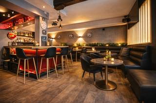 Wilt u uw handelszaak vestigen op een plek met karakter, uitstraling en natuurlijke passage? Op het charmante Drongenplein, omgeven door groen...