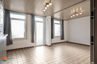 Op een uitstekende locatie te Sint-Katelijne-Waver bevindt zich deze instapklare woning met 3 slaapkamers. U bevindt zich hier vlakbij  winkels, scholen en het openbaar vervoer, alsook  heeft u een vlotte verbinding naar de belangrijkste invalswegen. <br /><br />We betreden de woning via de lichtrijke leefruimte, dewelke u kunt  inrichten met een gezellige zithoek en aparte eetplaats. Aangrenzend bevindt zich de keuken, dewelke voorzien is van de voornaamste toestellen. Verder beschikt u op het gelijkvloers over de badkamer uitgerust met inloopdouche en lavabo en een apart toilet. <br />Via de nachthal op de eerste verdieping bereikt u 1 grote en 2 kleinere slaapkamers. De kelder en zolder bieden overigens extra opslagruimte. Ten slotte beschikt over een achterliggende garage.<br />Op het terras kunt u steeds in alle rust en privacy genieten van het mooie weer. <br /><br />Dit is een uitstekende opportuniteit als u op zoek bent naar een instapklare woning te Sint-Katelijne-Waver. Contacteer ons voor meer informatie op 0479 13 63 69 of neem een kijkje op www.boonstravastgoed.be . <br /><br />Bijzonderheden:<br />- Garage<br />- 3 slaapkamers<br />- Uitstekende locatie