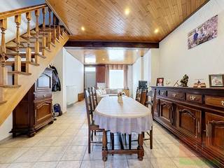 Welkom in deze instapklare hedendaagse gezinswoning gelegen op een boogscheut van de bruisende dorpskern van Sint-Lievens-Houtem.<br /><br />Door zijn ideale ligging biedt deze woning vlotte verbinding naar alle belangrijke invalswegen richting de naburige centrumsteden en E40 richting Gent/Brussel.<br />Het levendige Sint-Lievens-Houtem biedt bovendien talloze opties op gebied van winkelen, horeca, scholen of ontspanningsmogelijkheden.<br /><br />Deze charmante woonst is een <strong>absolute aanrader</strong> voor starters, jonge gezinnen of investeerders!<br /><br /><strong>Deze gezellige, instapklare woning biedt volgende praktische indeling</strong>:<br />Open, lichtrijke ruime leefruimte, die naadloos overloopt in de eetkamer met lichtkoepel en de hedendaagse keuken met voldoende kastruimte.<br />Aansluitend bevindt zich de badkamer met ligbad, aparte douche ,toilet en wasmeubel.<br />Via de achterdeur bereiken we de praktische berging/fietsstalling (rechtstreeks bereikbaar vanop de straat) en de grote omheinde grastuin met een diepte van 40m. <br />Op de eerste verdieping bevinden zich 2 slaapkamers. Op de tweede verdieping een 3de zeer ruime slaapkamer (20m²).<br /><br /><strong>Troeven:</strong><br />✅ Energiezuinig / Asbestvrij<br />✅ Conforme elektriciteitskeuring<br />✅ EPC 193 kWh/ (m² jaar) - <strong>Label B</strong><br /><br /><br /><strong>‼️<u>EXTRA OPTIE</u>: unieke mogelijkheid tot aankoop van private garage naast het huis (20.000 €). De garage is uitgerust met een automatische poort, elektriciteit + watervoorziening en bevindt zich op een veilige, private parkeersite direct naast de woning.‼️</strong><br /><br /><strong>Weet</strong>: De vermelde prijs is een richtprijs. Deze methode geeft jou, als potentiële koper, de kans om op een transparante manier te bieden. Na ontvangst van deze biedingen zal de verkoper beslissen of hij/zij de eigendom verkoopt aan het hoogste bod, de richtprijs is aldus niet bindend voor de verkoper.<br /><br /><strong>Benieuwd naar deze absolute topper ?? Schrijf je dan in voor een bezoekmoment !!</strong><br />Maak snel jouw afspraak via immo@vastgoed-ff.be of bel <strong>053/21.21.21</strong><br />Bel of mail <strong>Gunther</strong> op <strong>0476/60 67 96</strong> - gunther@vastgoed-ff.be<br /><br /><strong>Tot gauw. Voor snelle beslissers!</strong><br /><br />