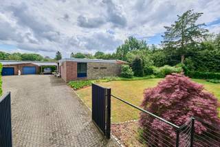 Zeer goed onderhouden gezinswoning op perceel van ruim 1300m², 3 slaapkamers en EPC: B<br /><br />De woning is als volgt Ingedeeld:<br />GELIJKVLOERS:<br />- Inkom <br />- Bureau<br />- Eetkamer<br />- Woonkamer <br />- Keuken<br />- Toilet <br />- Berging<br />- Badkamer<br />- Nachthal<br />- 3 Slaapkamers <br />TUIN:<br />- Ruim perceel met privacy <br />- Dubbele garage <br />- Carport <br />- Overdekt terras <br /><br />TROEVEN:<br />- Uitstekende ligging <br />- Instapklaar <br />- EPC: B <br />- Zonnepanelen <br />- Zonneboiler<br />- Overdekt terras
