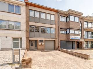 Découvrez cet immeuble de rapport intéressant composé de deux appartements spacieux, d’un agréable jardin et d’un garage, idéalement situé à...