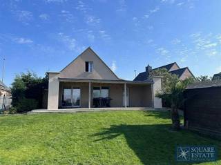 <p><span>Square Estate presenteert deze charmante voormalige bungalow in een woonwijk in Meise.</span></p><p><span> </span></p><p><span>Deze 4-fronige woning is als volgt samengesteld: </span></p><p><span> </span></p><p><span>Op de begane grond, een woonkamer bestaande uit een eetkamer, een zitkamer en een ingerichte keuken, twee slaapkamers (momenteel omgebouwd tot een secundaire zitkamer en een kantoor).</span></p><p><span> </span></p><p><span>Boven is er een voormalige zolder omgebouwd tot twee grote slaapkamers en een doucheruimte.</span></p><p><span> </span></p><p><span>Het huis heeft ook een terras en een grote tuin, een garage die is omgebouwd tot bijkeuken en tweede keuken, en twee buiten parkeerplaatsen.</span></p><p><span> </span></p><p><span>Neem voor meer informatie of een bezichtiging contact op met 02 460 42 01 of info@square-estate.be.</span></p><p><span> </span></p><p><span> </span></p>