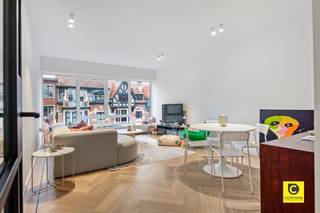 <p><span>Prachtig gerenoveerd 2 slaapkamer appartement met 2 terrassen te Pulhof!</span></p><p><span>Dit instapklaar pareltje werd hoogwaardig gerenoveerd en ligt op het 2</span><span><sup>e</sup></span><span> verdiep van een kleinschalig en uitstekend onderhouden gebouw. Met een absolute toplocatie in de gerenommeerde en alom gegeerde Pulhof-wijk is het aangenaam, rustig en kwalitatief wonen. Hier kan u zowel genieten van een groene omgeving alsook van de nabijheid van het bruisende stadsleven. Winkels, parken, scholen, sportfaciliteiten, openbaar vervoer en belangrijke invalswegen zijn slechts een boogscheut verwijderd. Bent u op zoek naar een modern en stijlvol appartement dat geniet van alle hedendaagse comfort? Mis deze unieke kans dan zeker niet! </span><span>U bent van harte welkom op één van onze opendeurdagen op </span><span>woensdag 8 en vrijdag 10 april</span><span>. Een plaatsbezoek kan aangevraagd worden via </span><span><span>info@coprimmo.be</span></span><span>, via www.coprimmo.be of telefonisch (03.449.49.77).</span><span> </span></p><p><span> </span></p><p><span>Inkomhal, toilet, leefruimte & keuken:</span></p><p><span>U betreedt dit trendy appartement via de inkomhal met veiligheidsdeur, videofoon en ruim voldoende plek om een vestiaire onder te brengen. De hal herbergt ook een apart toilet met handenwasser en mechanische ventilatie. Via de tussendeur met "gietijzeren-look" komt u bij de strakke en gezellige leefruimte op karaktervolle visgraatvloer. Het ruimtegevoel alsook de sfeer van de Pulhofwijk wordt extra geaccentueerd door de mooie natuurlijke lichtinval en het feeërieke uitzicht via de grote raampartijen. Aanpalend ligt de stijlvolle keuken met gemarmerd werkblad en dito spatwand, dewelke uitgerust is met kwalitatieve toestellen (inductievuur, dampkap, combi-oven, vaatwasser, koelkast met vriesvak en matzwarte spoelbak met uittrekbare kraan) en voorziet in veel werk- en opbergruimte.</span></p><p><span> </span></p><p><span>Nachthal, berging, badkamer & slaapkamers:</span></p><p><span>De nachthal omvat een aparte wasruimte waar ook de HR condensatieketel werd ondergebracht. De oogstrelende badkamer is uitgerust met een luxueuze inloop-/regendouche, een moderne wasmeubel, een handdoekradiator en mechanische ventilatie. De vele subtiele details in combinatie met de zwart-wit toetsen en de sfeervolle belichting tillen ook deze ruimte naar een zéér hoog niveau. Aan de nog rustigere achterzijde van het gebouw situeren zich de 2 ruime slaapkamers (eveneens op visgraat). Met een groen, rustiek uitzicht en 100% privacy is een goede nachtrust gegarandeerd.</span></p><p><span> </span></p><p><span>Terrassen & kelder:</span></p><p><span>Via de keuken heeft u toegang tot een charmant terras aan de voorzijde met ingemaakte kast. Op het terras aan de achterzijde kan u zonder meer geheel tot rust komen na een drukke werkdag of genieten van een heerlijk maaltijd en/of een sprankelend aperitief. Een ruime en geheel droge kelder is inbegrepen. </span></p><p><span> </span></p><p><span>Extra troeven:</span></p><p><span>- Toplocatie te Pulhof</span></p><p><span>- 86m² cfr. EPC</span></p><p><span>- EPC B</span></p><p><span>- Instapklaar</span></p><p><span>- Ramen: driedubbel & HR++</span></p><p><span>- Dakisolatie 12 cm PUR</span></p><p><span>- Individuele HR condensatieketel</span></p><p><span>- Veiligheidsdeur</span></p><p><span>- Incl. lichtarmaturen</span></p><p><span>- 2 terrassen</span></p><p><span>- Lage maandelijkse lasten en laag KI</span></p><p><span>- Kelder</span></p><p><span>- Staat van het gebouw</span></p><p><span> </span></p>