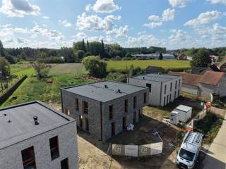 <p>Prachtige energiezuinige nieuwbouwwoning te koop in een zeer rustige straat te Ramsel/Herselt! (in opbouw)<br /><br />Op het gelijkvloers in de inkomhal met gastentoilet, een ruime lichtrijke leefruimte, een open keuken met prachtig zicht op de tuin en een berging. <br />Op de eerste verdieping zijn er 4 mooie slaapkamers (of 3 met bureau), een badkamer, een nachthal met apart toilet en een technische ruimte.<br /><br />Buiten is het heerlijk vertoeven en genieten van de Z-gerichte tuin.<br /><br />De afwerking is volledig naar eigen smaak te kiezen!<br /><br />Vloerverwarming, warmtepomp, zonnepanelen, regenwaterput, ... kortom ZEER ENERGIEZUINIG !!!<br /><br />Goede bereikbaarheid met Mechelen, Leuven, Brussel en Antwerpen.<br /><br />Wil je deze woning bezoeken bel dan 016/90 10 21 of mail info@future-home.be.<br /><br />Wens je een gratis schatting? Vergeet dan zeker geen contact met ons op te nemen!!!<br /><br />Woongebied met landelijk karakter, Agrarisch gebied, Vergunning, Verkavelingsvergunning, Geen dagvaarding, Voorkooprecht</p>