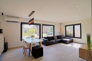 In een rustige en kindvriendelijke buurt vindt u deze recent gerenoveerde woning die meteen charme en comfort uitstraalt. De woning beschikt over...