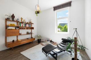 <p>Te koop: gerenoveerde gesloten woning in het centrum van Gent, op korte afstand van scholen, winkels en openbaar vervoer.</p>
<p> </p>
<p>Deze instapklare woning biedt twee comfortabele slaapkamers en een zuidoost gerichte koer, ideaal voor een zonnige start van de dag. Dankzij het gunstige EPC-label A (97 kWh/m² jaar) geniet je van energiezuinig wonen. De ligging nabij invalswegen, bakkers, scholen en apotheken maakt het dagelijks leven bijzonder praktisch.</p>
<p> </p>
<p>Belangrijkste ruimtes:<br />• Living met veel lichtinval en directe toegang tot de koer<br />• Moderne keuken met voldoende opbergruimte<br />• Twee slaapkamers, beide met een aangename sfeer<br />• Badkamer met douche, Japanse wc en wastafel<br />• Mezzanine, ideaal als extra werk- of hobbyruimte<br />• Kelder voor extra opslag<br />• Hal met toegang tot de verschillende leefruimtes</p>
<p> </p>
<p>Troeven:<br />• Gerenoveerde instapklare woning met twee slaapkamers en zuidoost gerichte koer<br />• Energiezuinig dankzij EPC A (97 kWh/m² jaar)<br />• Centrale ligging nabij invalswegen en voorzieningen</p>
<p> </p>
<p>Neem vandaag nog contact op met je ERA-makelaar voor een bezoek.</p>
<p> </p>
<p>JOUW DROOMHUIS. ZO GEVONDEN!</p>