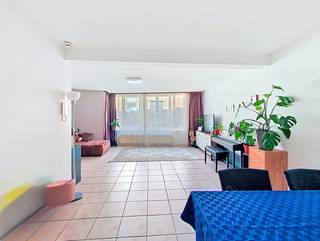 <p><span>Pal in het centrum van Edegem vinden we deze knappe duplex terug. Het appartement bevindt zich op de eerste en tweede verdieping van een kleinschalig gebouw en is instapklaar.<br /></span>Momenteel worden het appartement verhuurd met een mooie huuropbrengst.<br /><br /><strong>INDELING</strong><br />We betreden het appartement via de inkomhal, gelegen op de eerste verdieping. Vanuit de hal krijgen we toegang tot de verschillende ruimtes. Vooraan het gebouw treffen we de ruime en lichte leefuimte (36m²) met aansluitende de halfopen keuken (10m²). De keuken is uitgerust met elektrisch kookvuur, dampkap, vaatwasser en 1,5 spoelbak. Achteraan, op dit niveau, treffen we een gastentoilet, een bergruimte en een eerste slaapkamer (13m²) met ensuite een douchekamer. Vanuit deze slaapkamer hebben we toegang tot een (te vergunnen) terras.</p>
<p>Via een interne trap bereiken we de tweede verdieping. Op deze verdieping bevinden zich nog twee slaapkamers (11m² en 6m²), een toilet, een wasplaats en een badkamer, welke uitgerust is met een bad/douche en dubbele lavabo met meubel.</p>
<p><strong>BIJZONDERE ASPECTEN</strong><br />Alle nutsvoorzieningen zijn individueel.<br />Verwarming door middel van een condensatieketel op gas en PVC schrijnwerk met dubbele beglazing.<br />Centrale ligging in het hart van Edegem, op wandelafstand van winkels, scholen en openbaar vervoer.<br />Geen vaste maandelijkse kost. <br />Momenteel verhuurd met een mooi rendement.<br /><br />Meer info: www.immopoint.be</p>